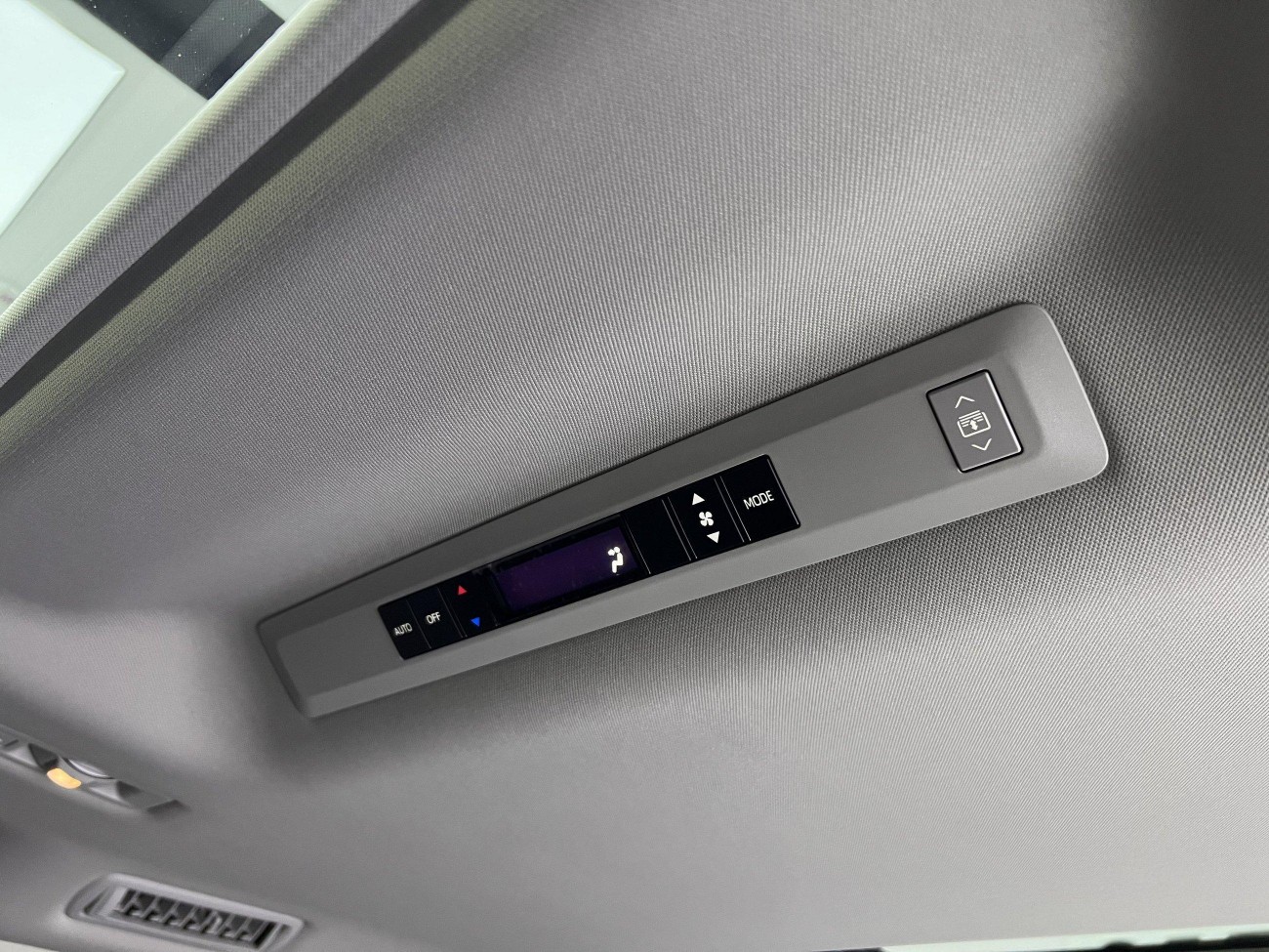 Toyota Granvia 2024