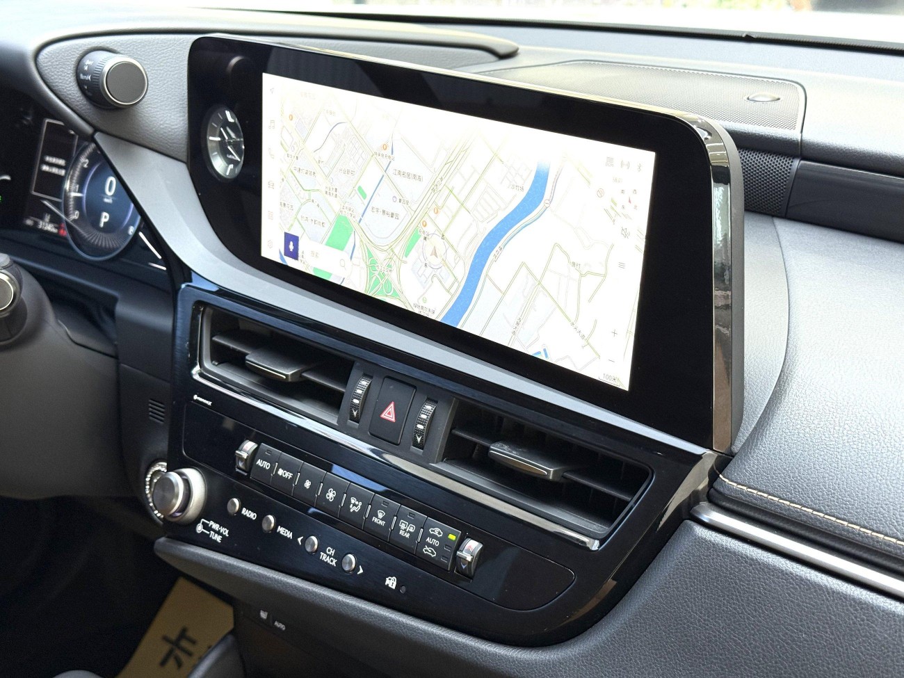 Lexus ES 200 2022