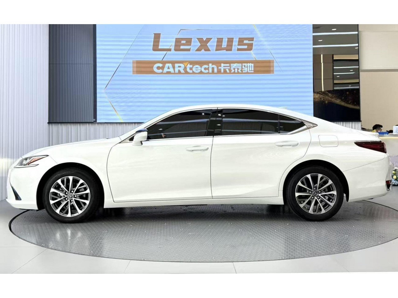Lexus ES 200 2024
