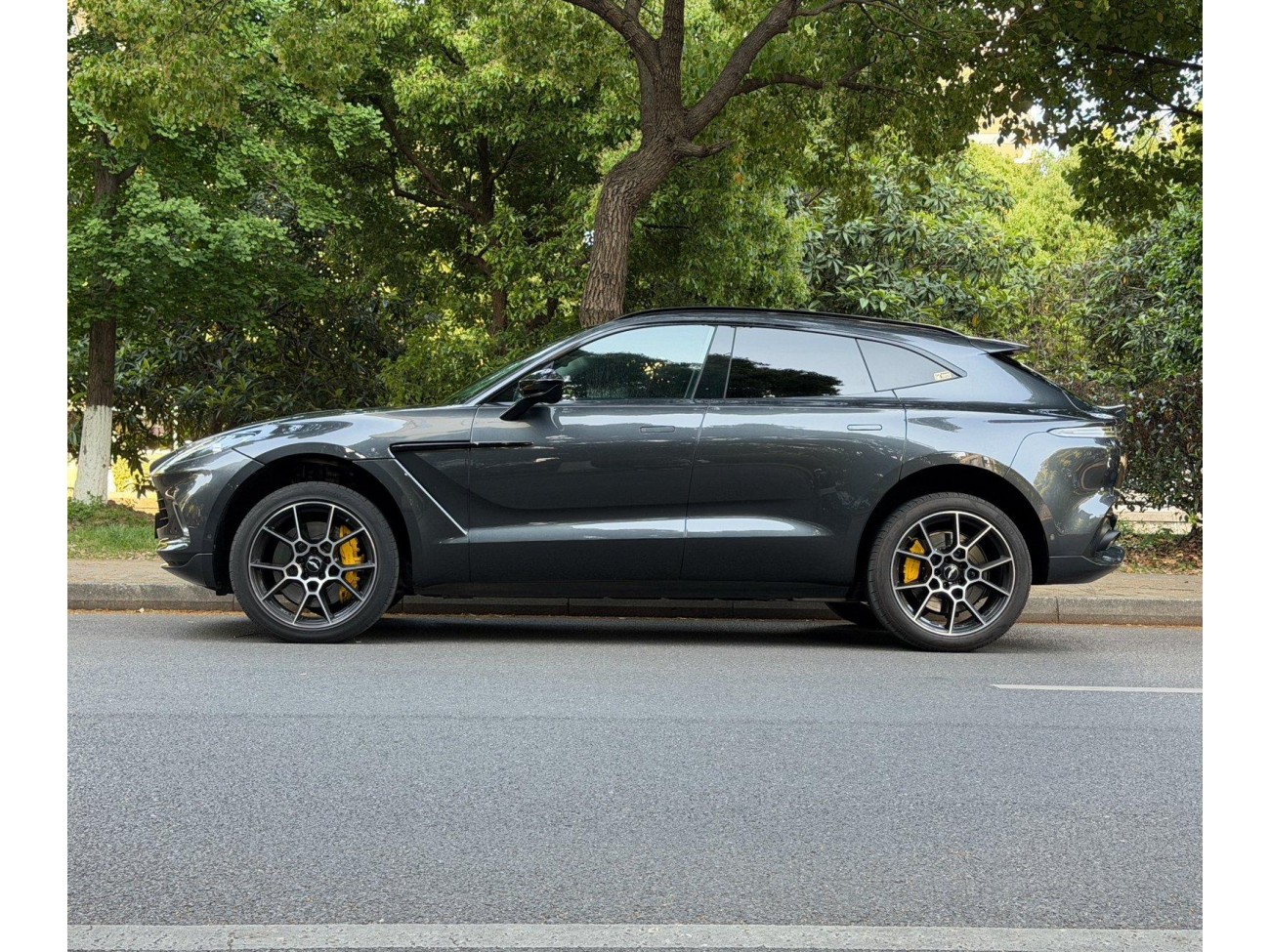 Aston Martin DBX 2021