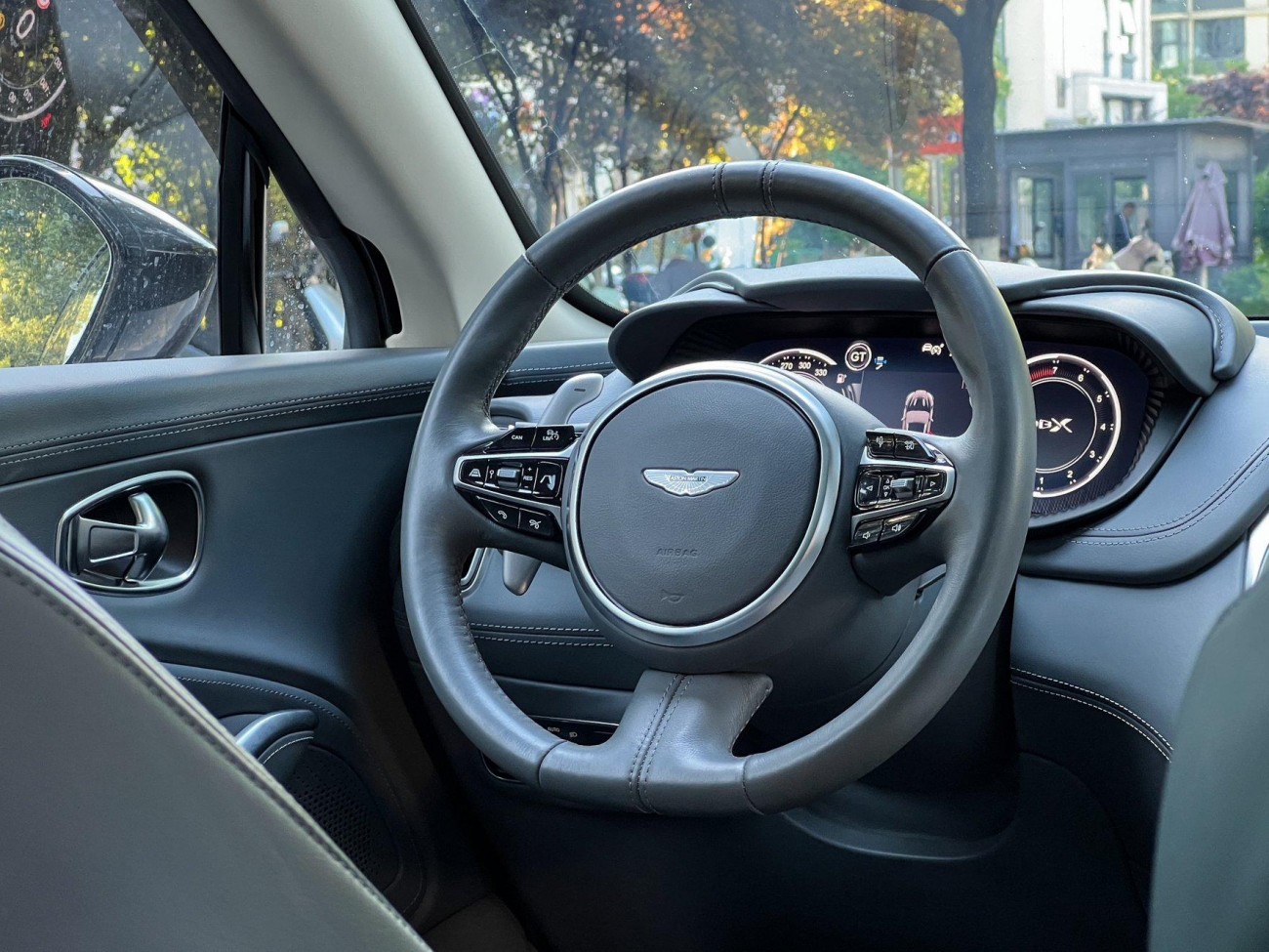Aston Martin DBX 2021