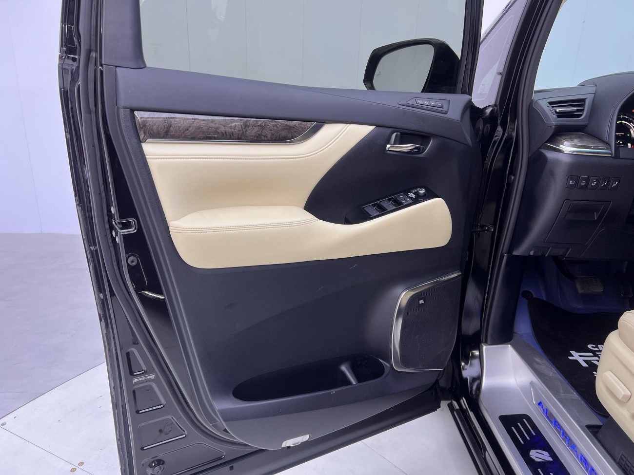 Toyota Alphard 2023