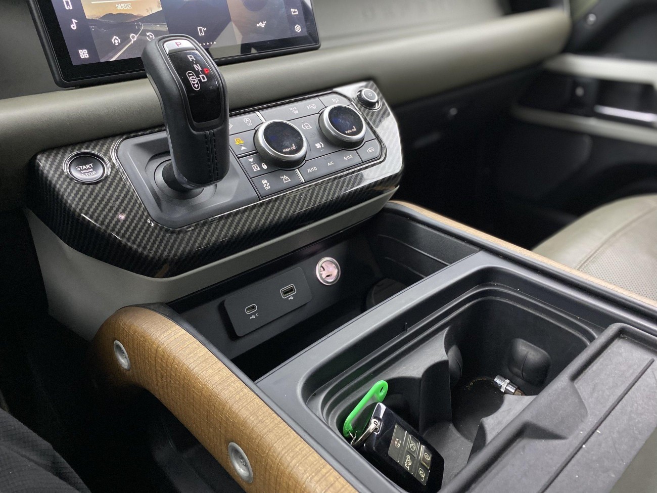 Land Rover Defender 2021