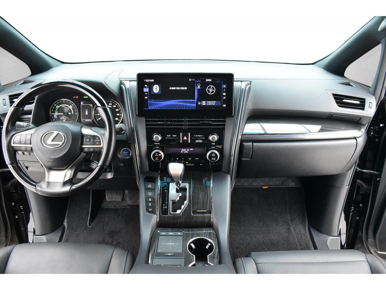 Lexus LM 300h 2022