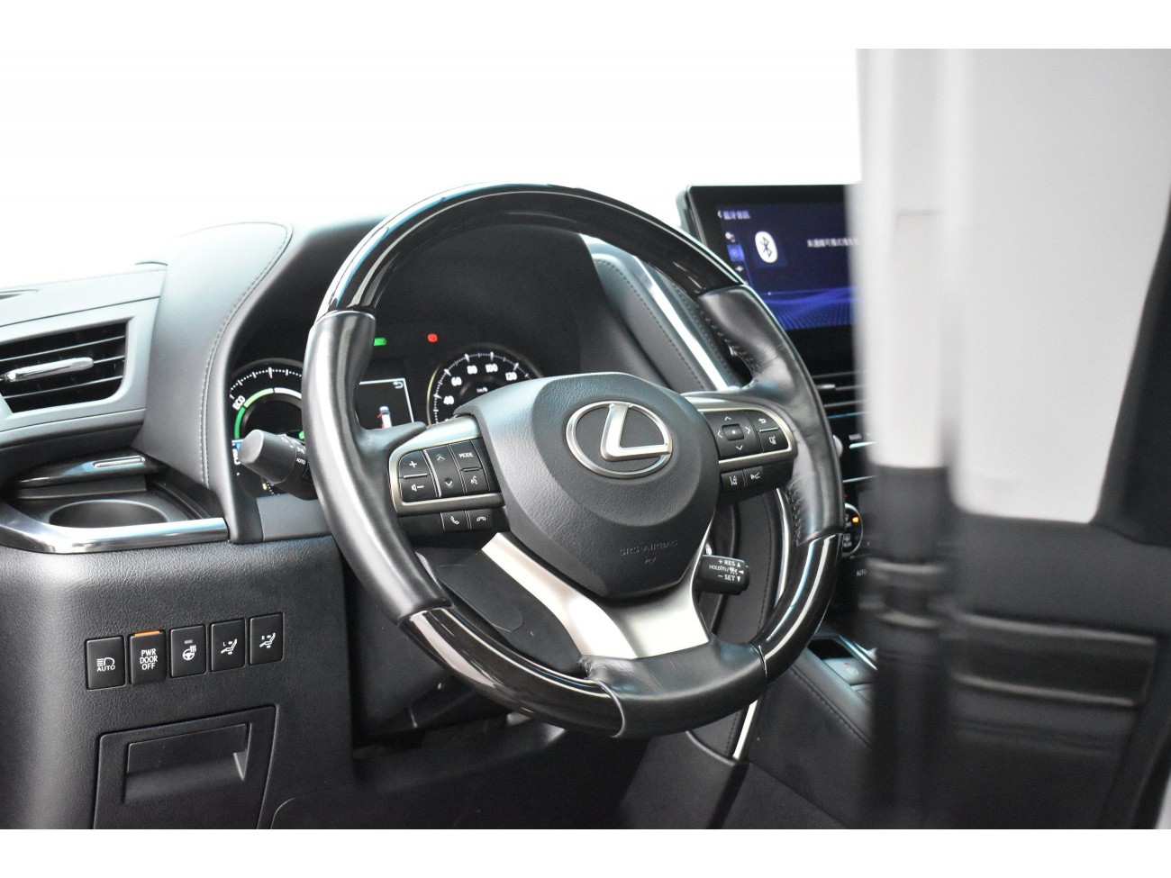 Lexus LM 300h 2022