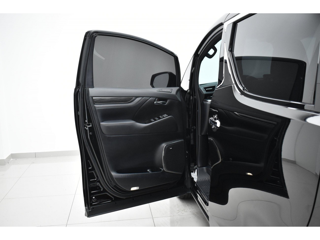 Lexus LM 300h 2022