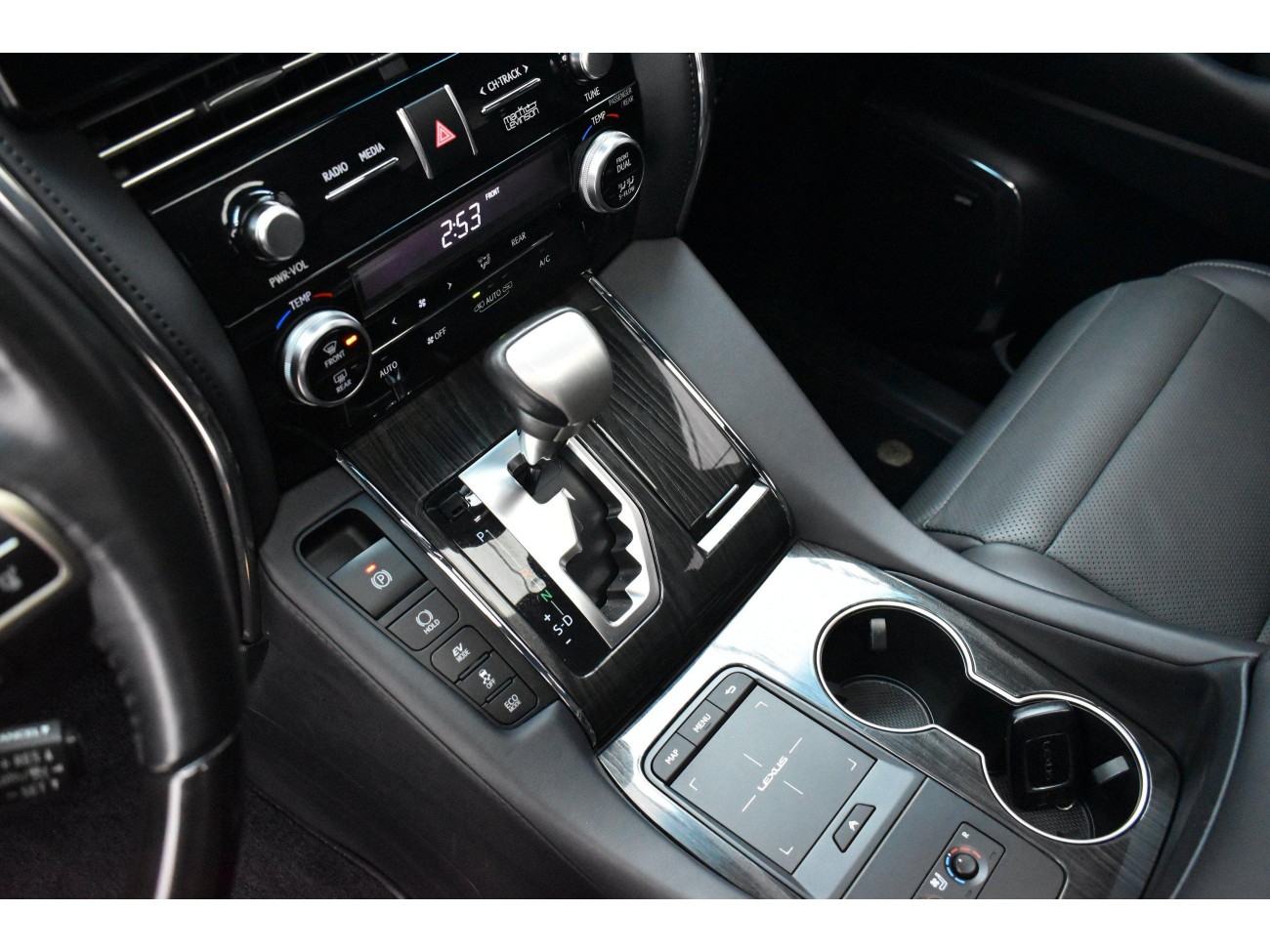 Lexus LM 300h 2022