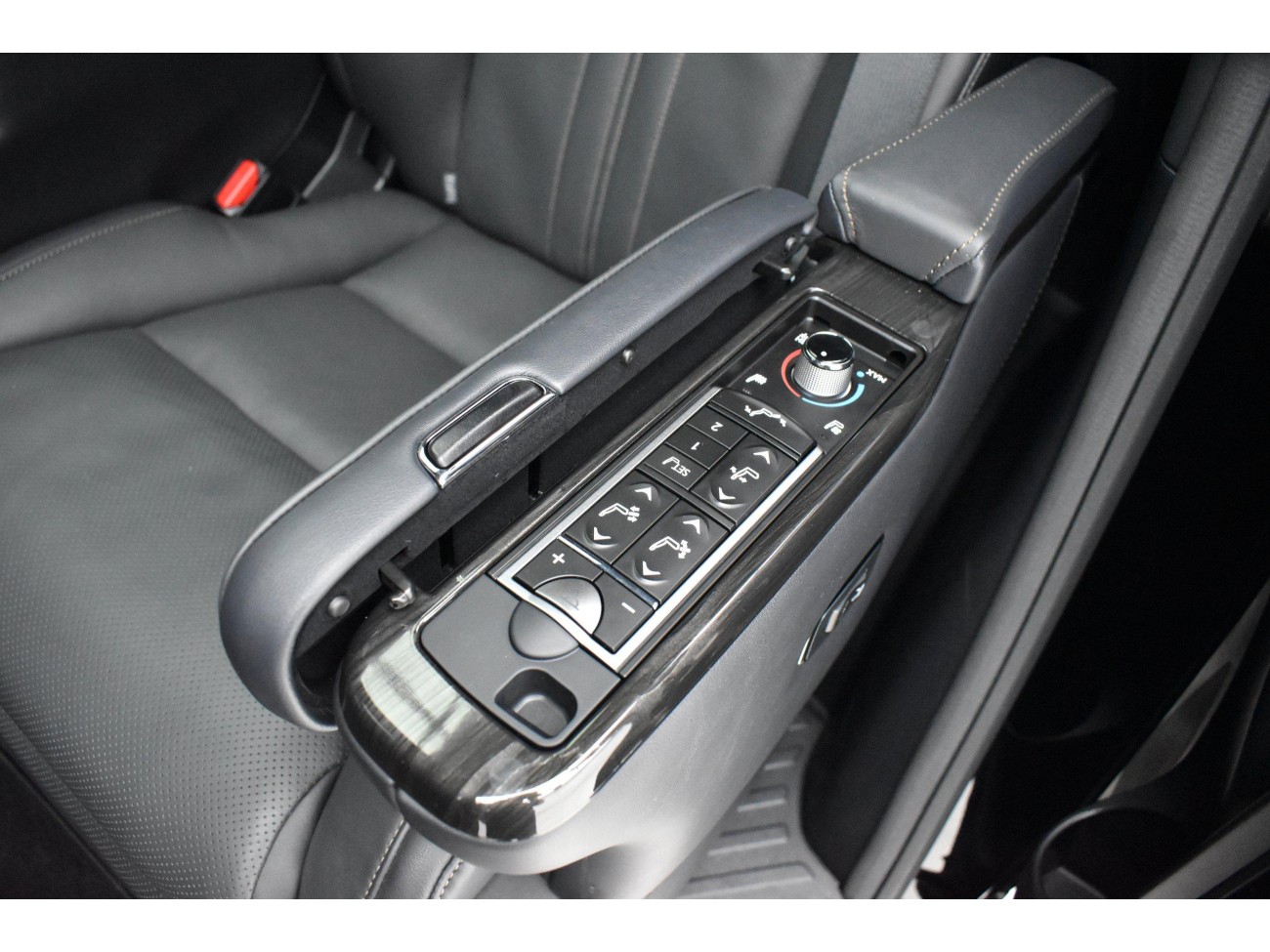 Lexus LM 300h 2022