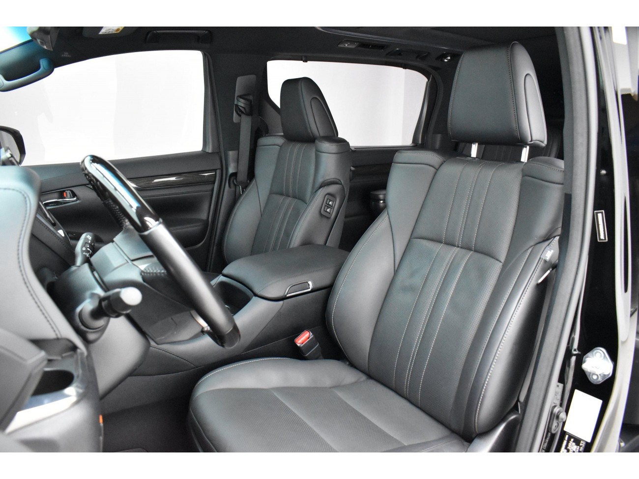 Lexus LM 300h 2022