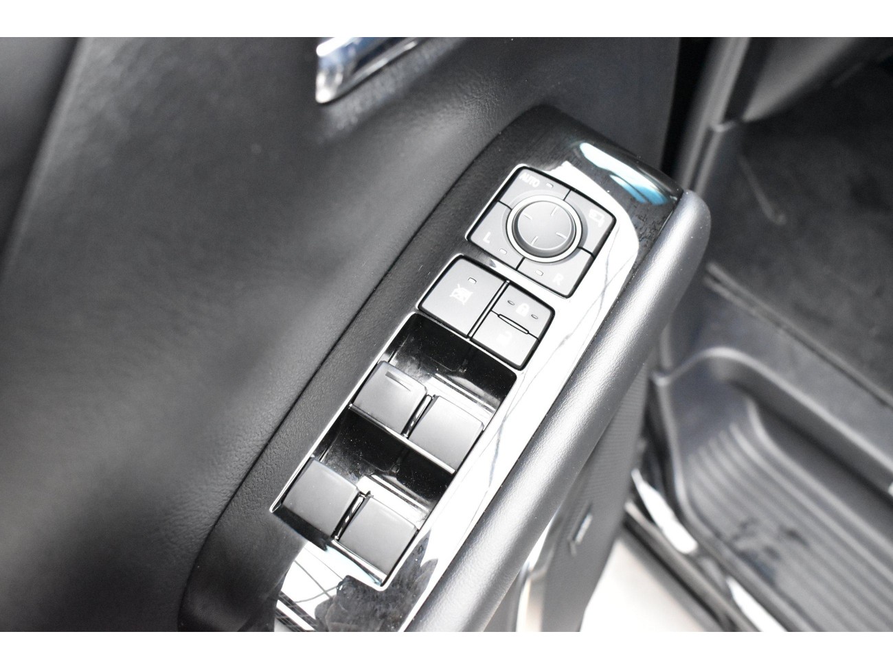 Lexus LM 300h 2022