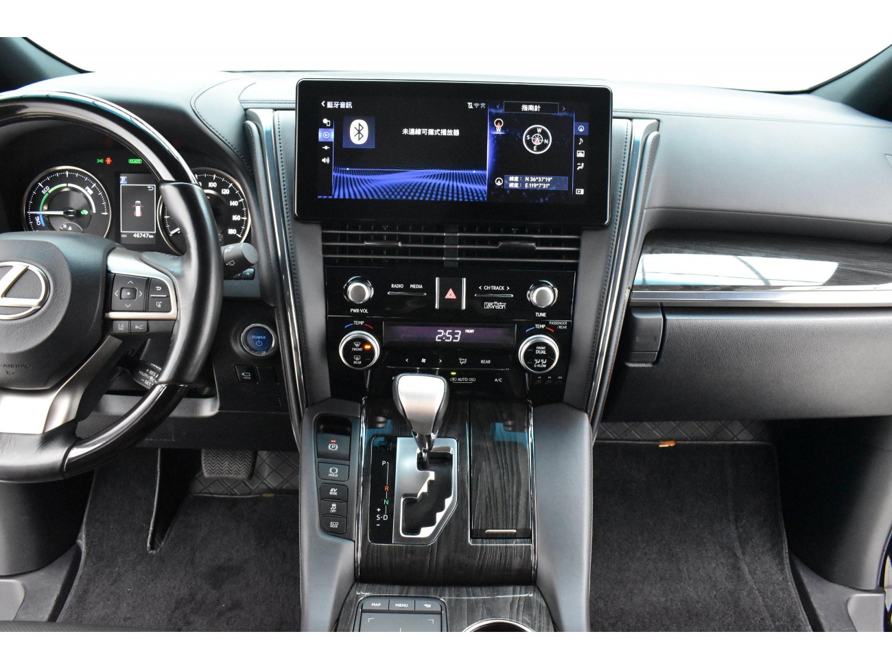 Lexus LM 300h 2022