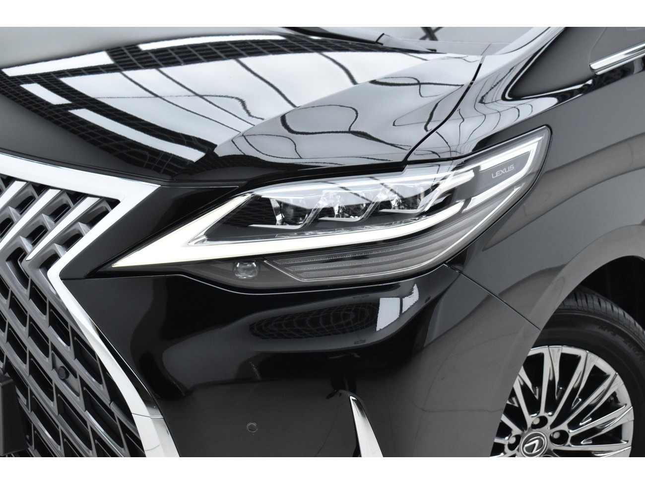 Lexus LM 300h 2022