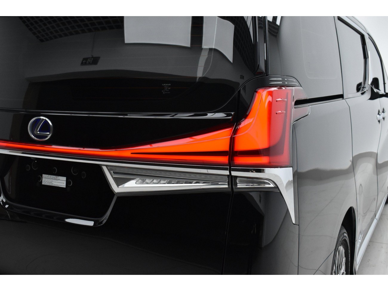 Lexus LM 300h 2022