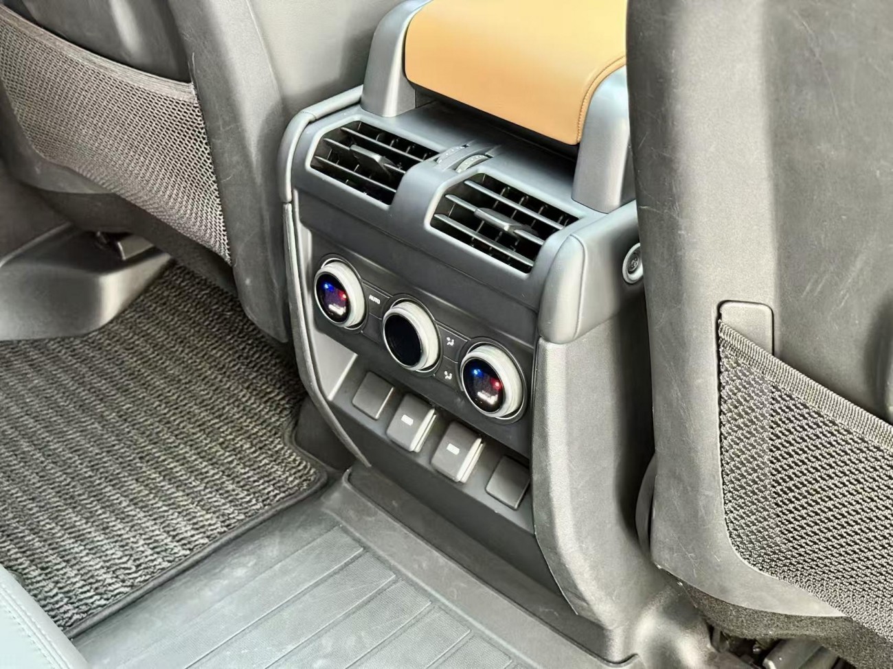 Land Rover Defender 2024