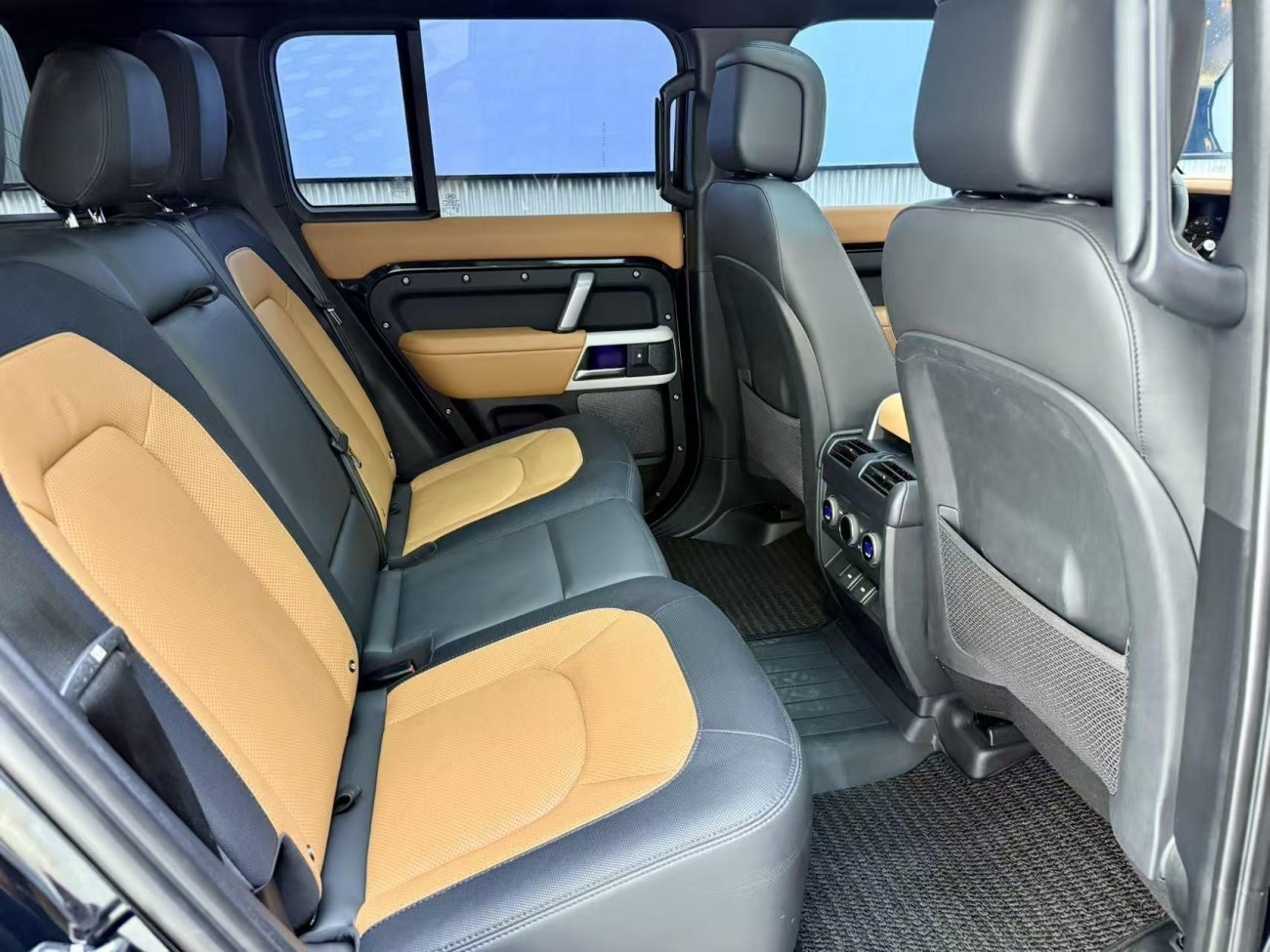 Land Rover Defender 2024