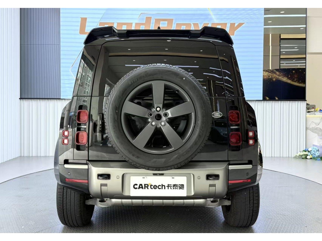 Land Rover Defender 2024