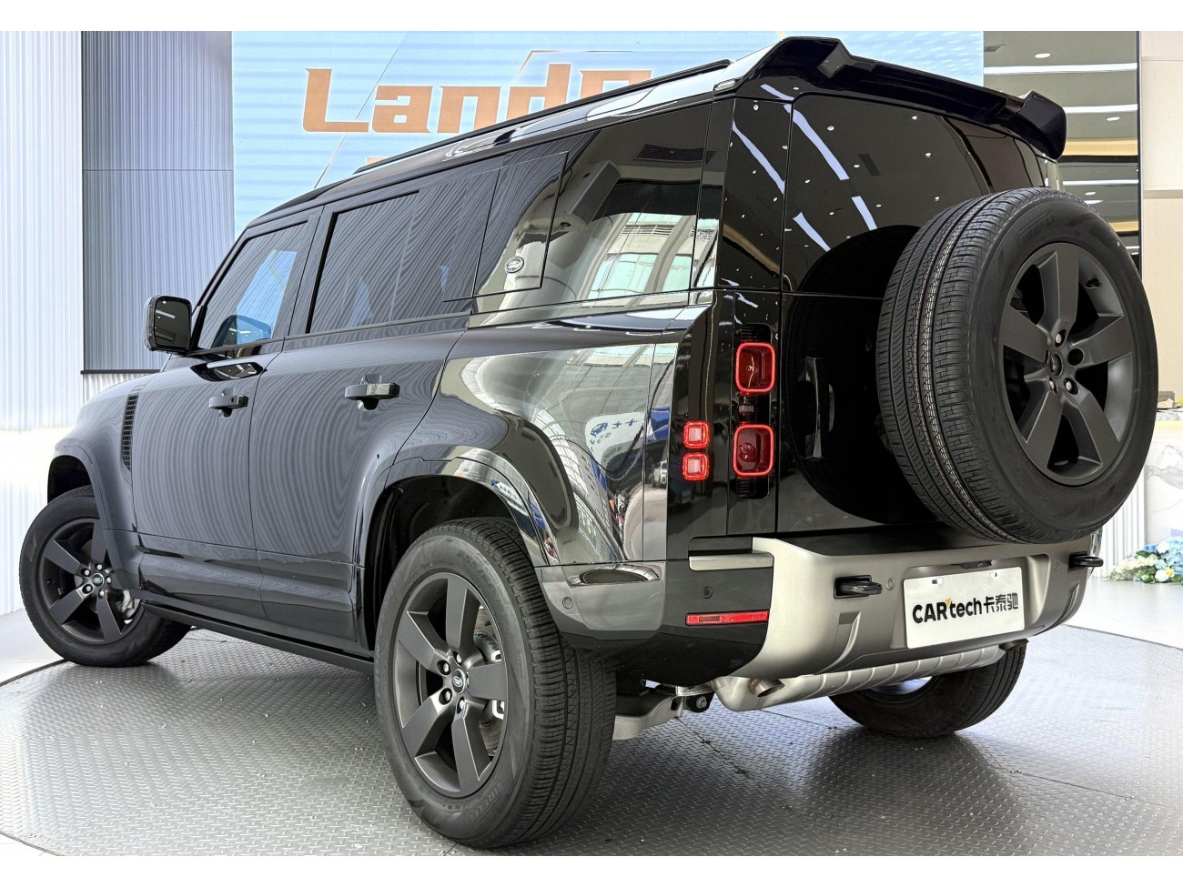 Land Rover Defender 2024