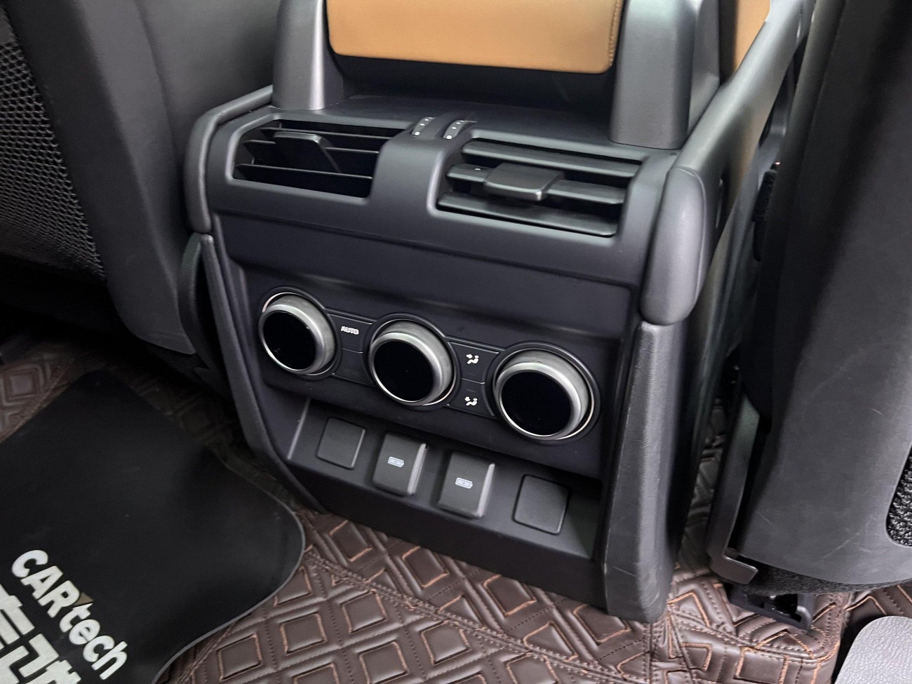 Land Rover Defender 2024