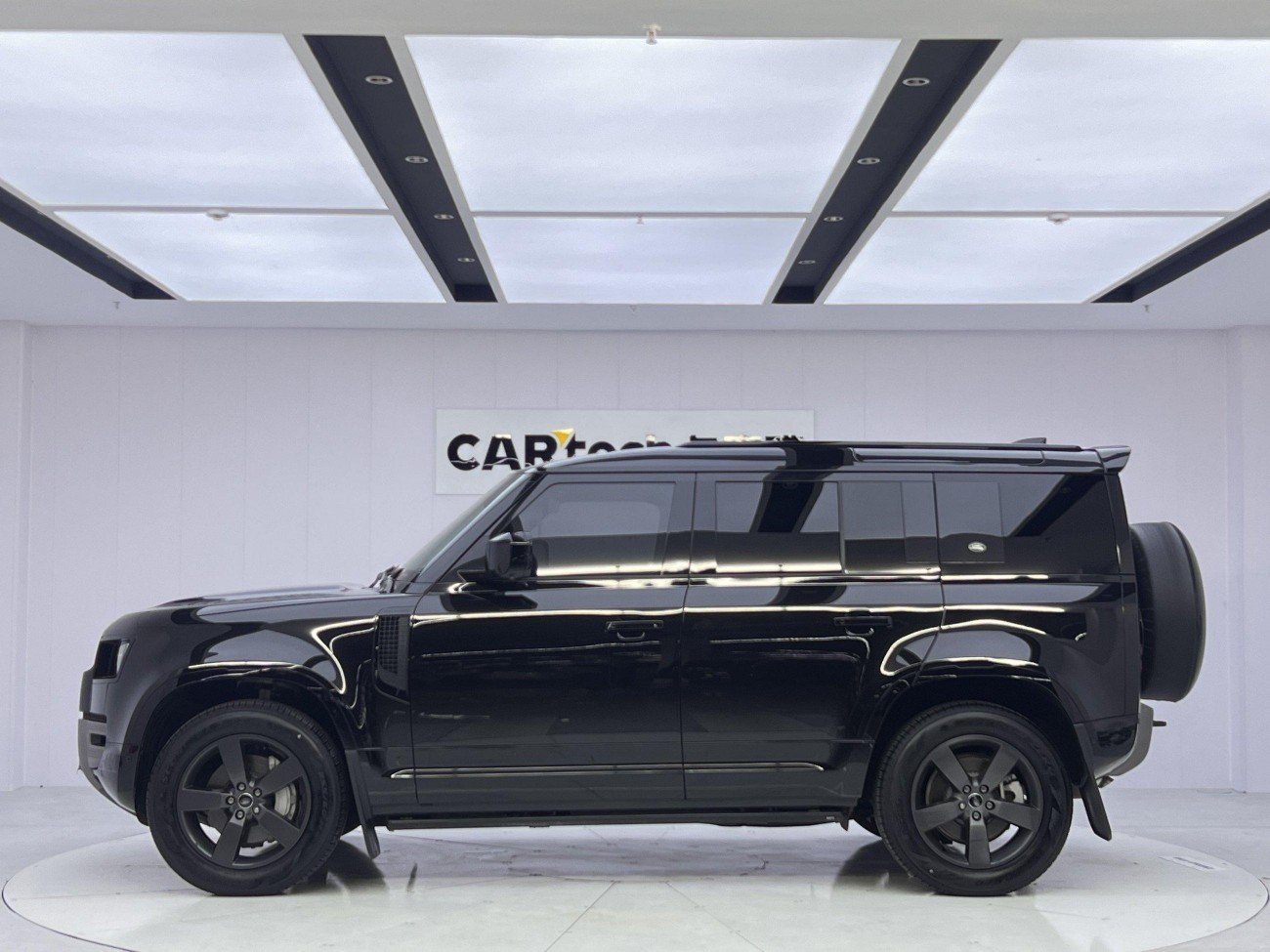 Land Rover Defender 2024
