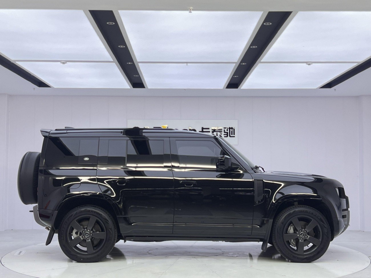 Land Rover Defender 2024