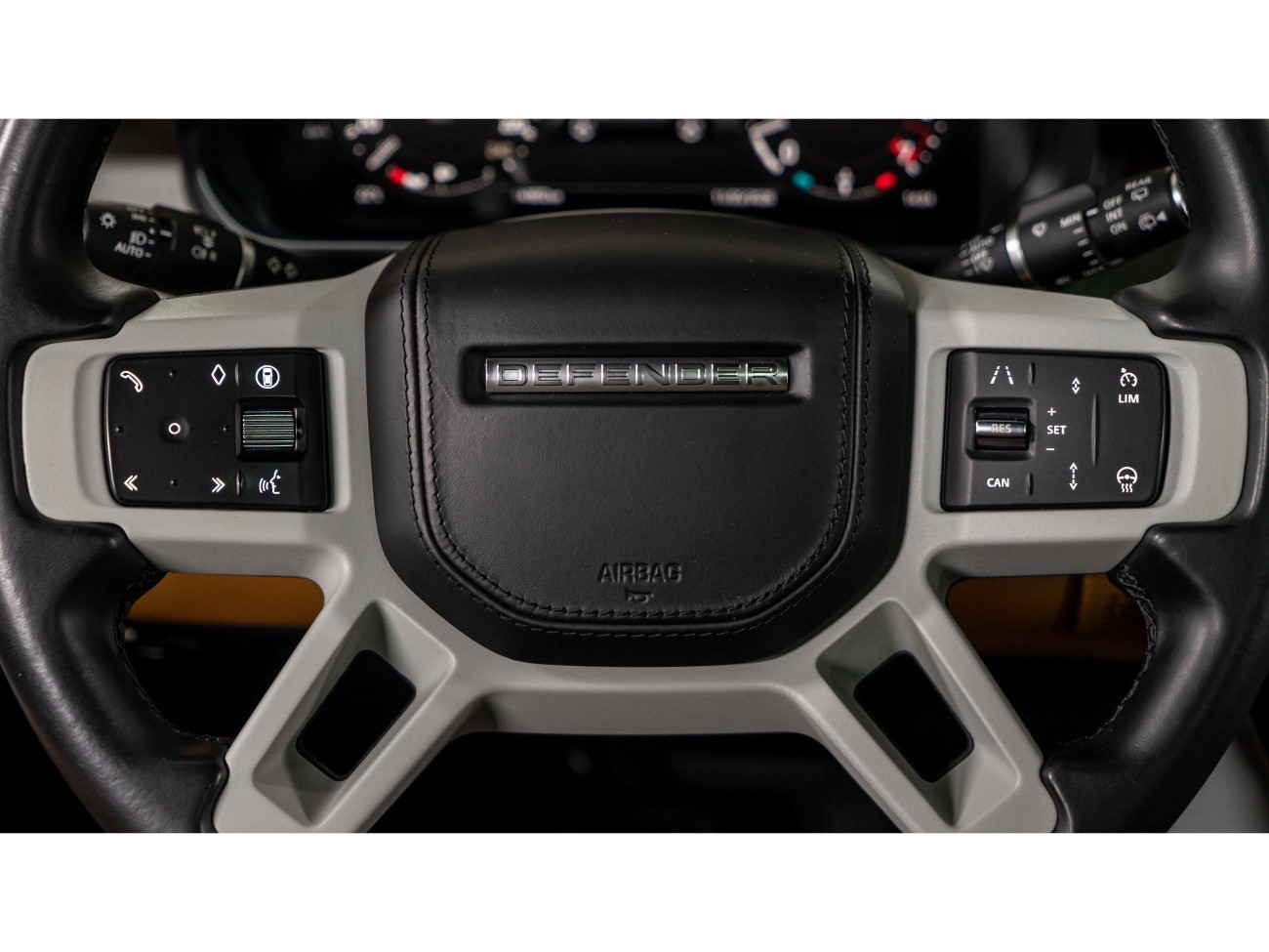 Land Rover Defender 2024