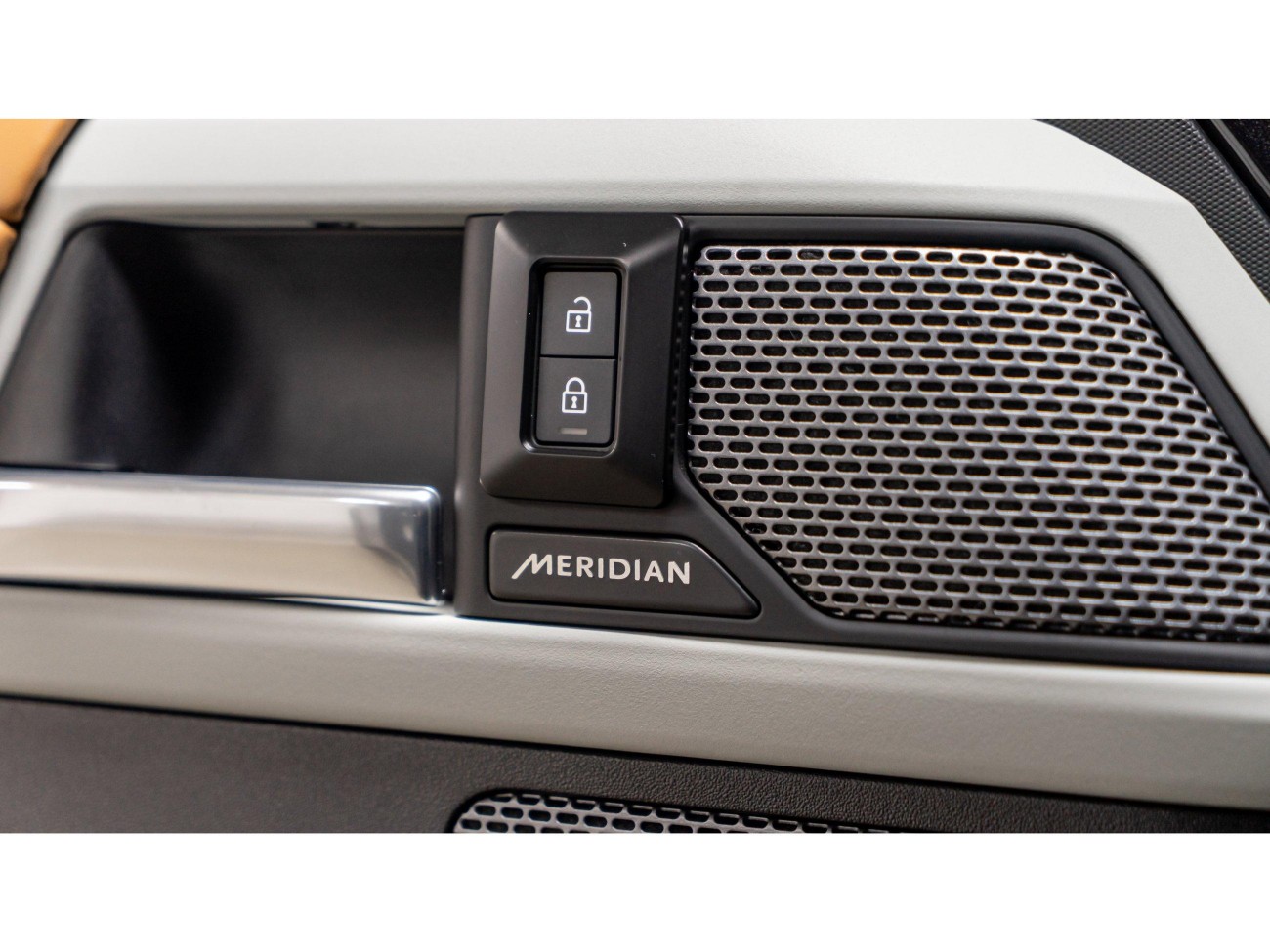 Land Rover Defender 2024