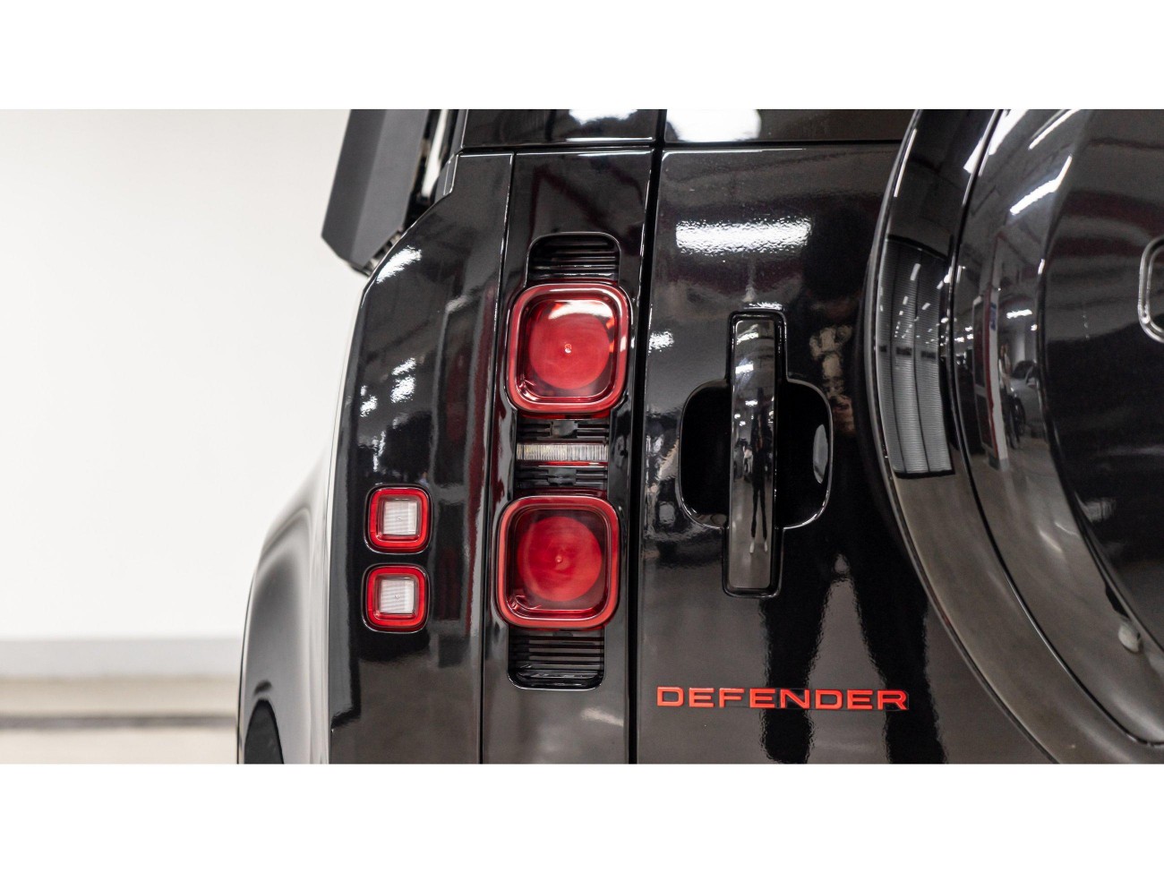 Land Rover Defender 2024