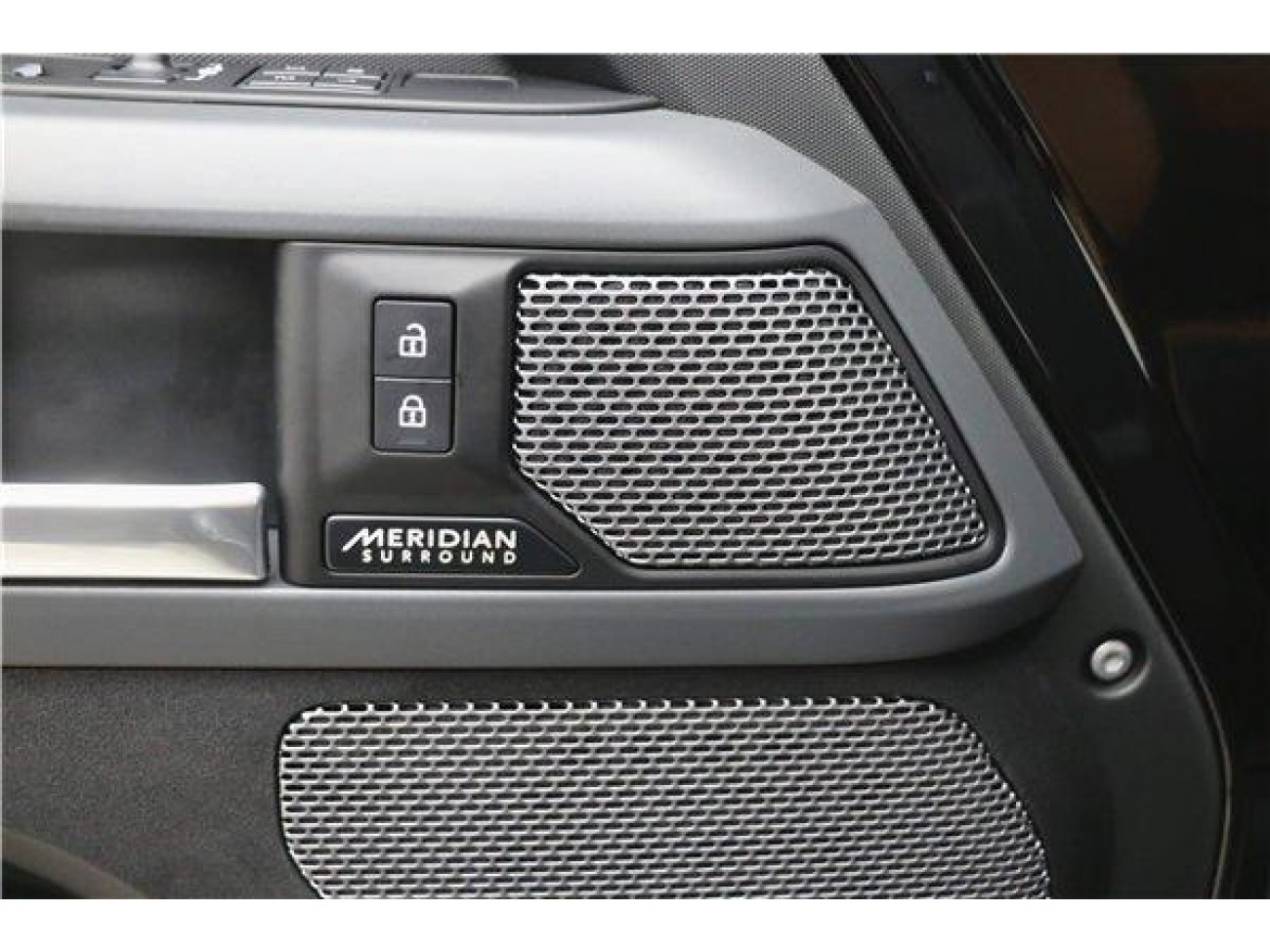 Land Rover Defender 2024