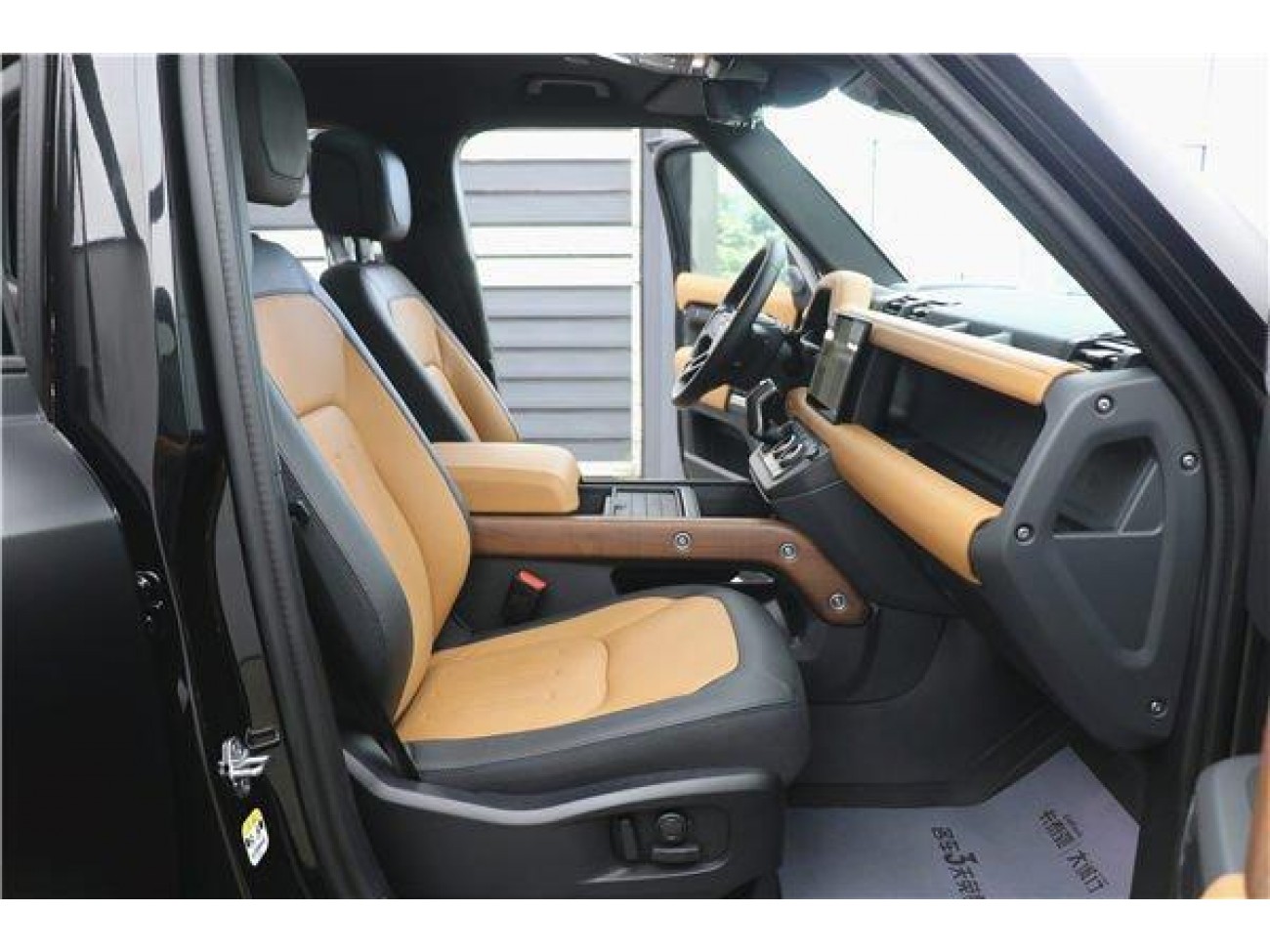 Land Rover Defender 2024