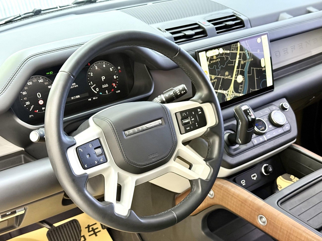 Land Rover Defender 2023