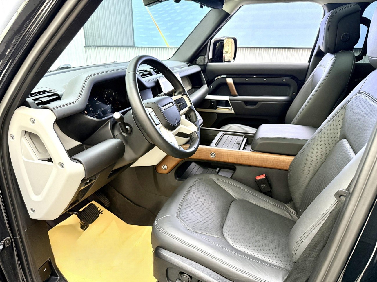 Land Rover Defender 2023