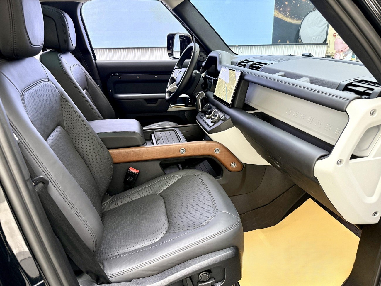 Land Rover Defender 2023