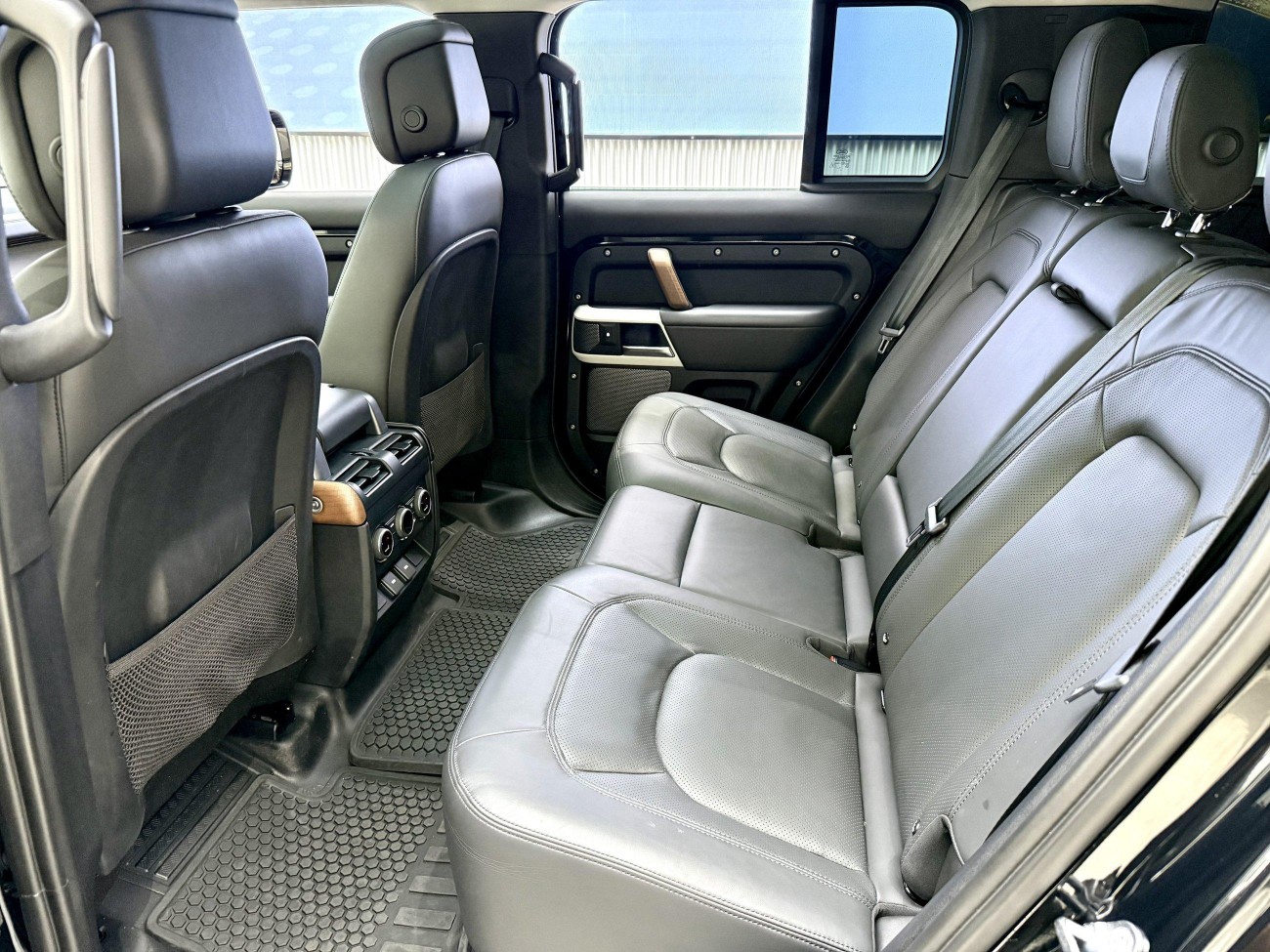 Land Rover Defender 2023