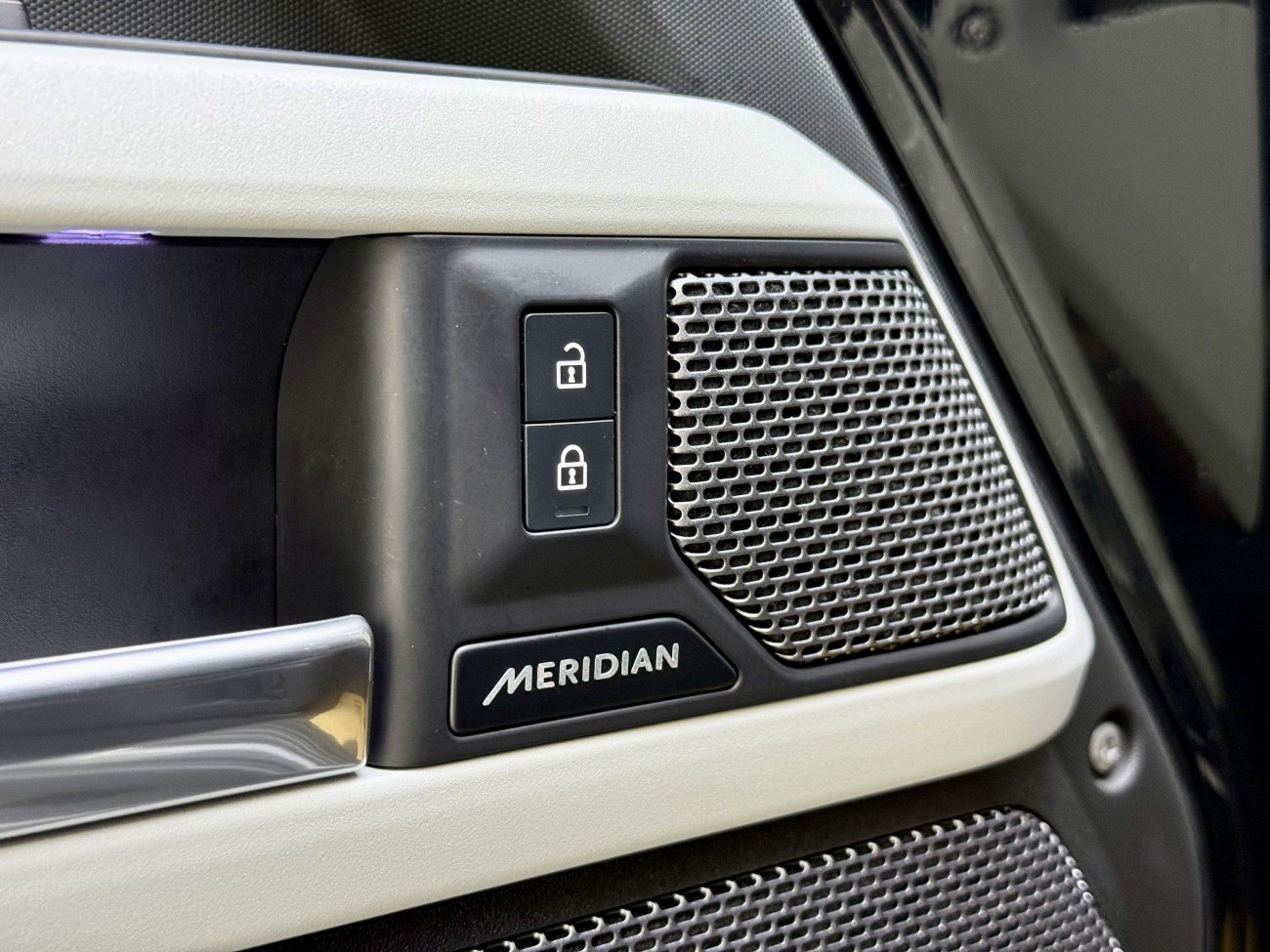 Land Rover Defender 2023