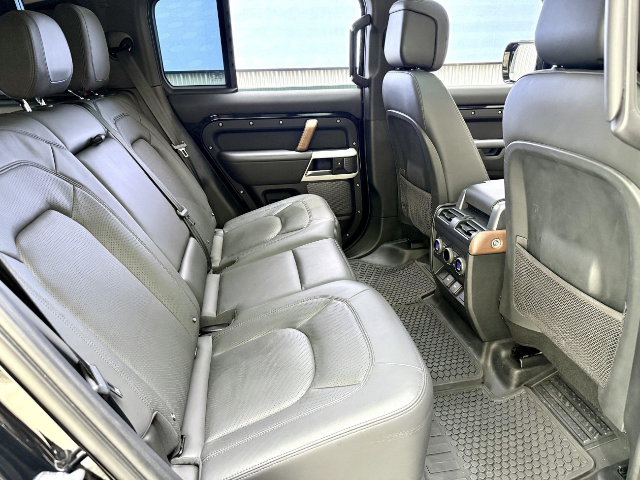 Land Rover Defender 2023