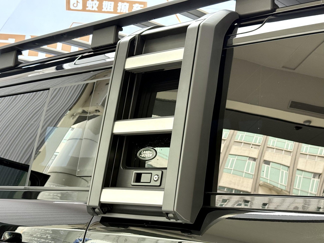 Land Rover Defender 2023