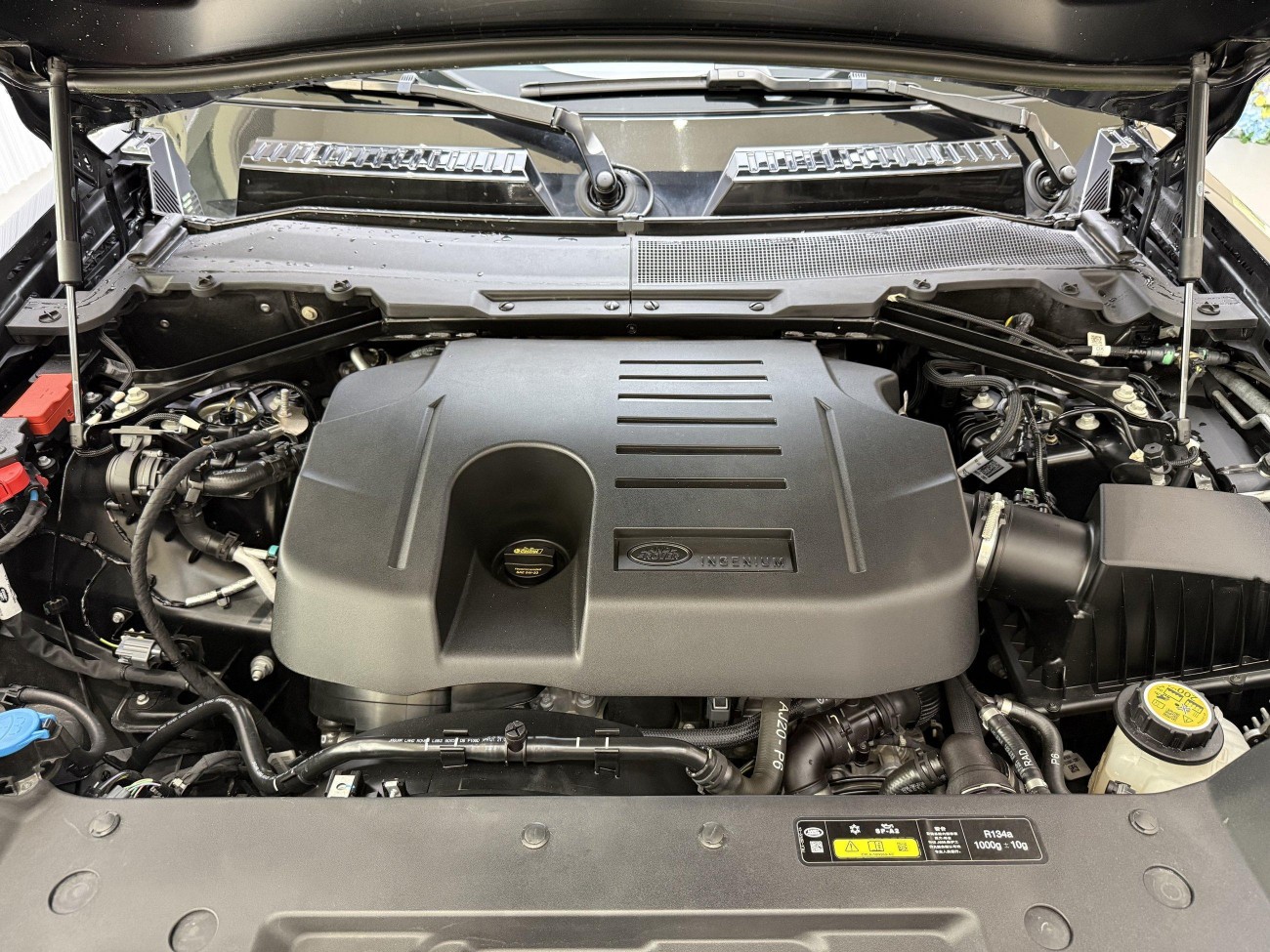 Land Rover Defender 2023