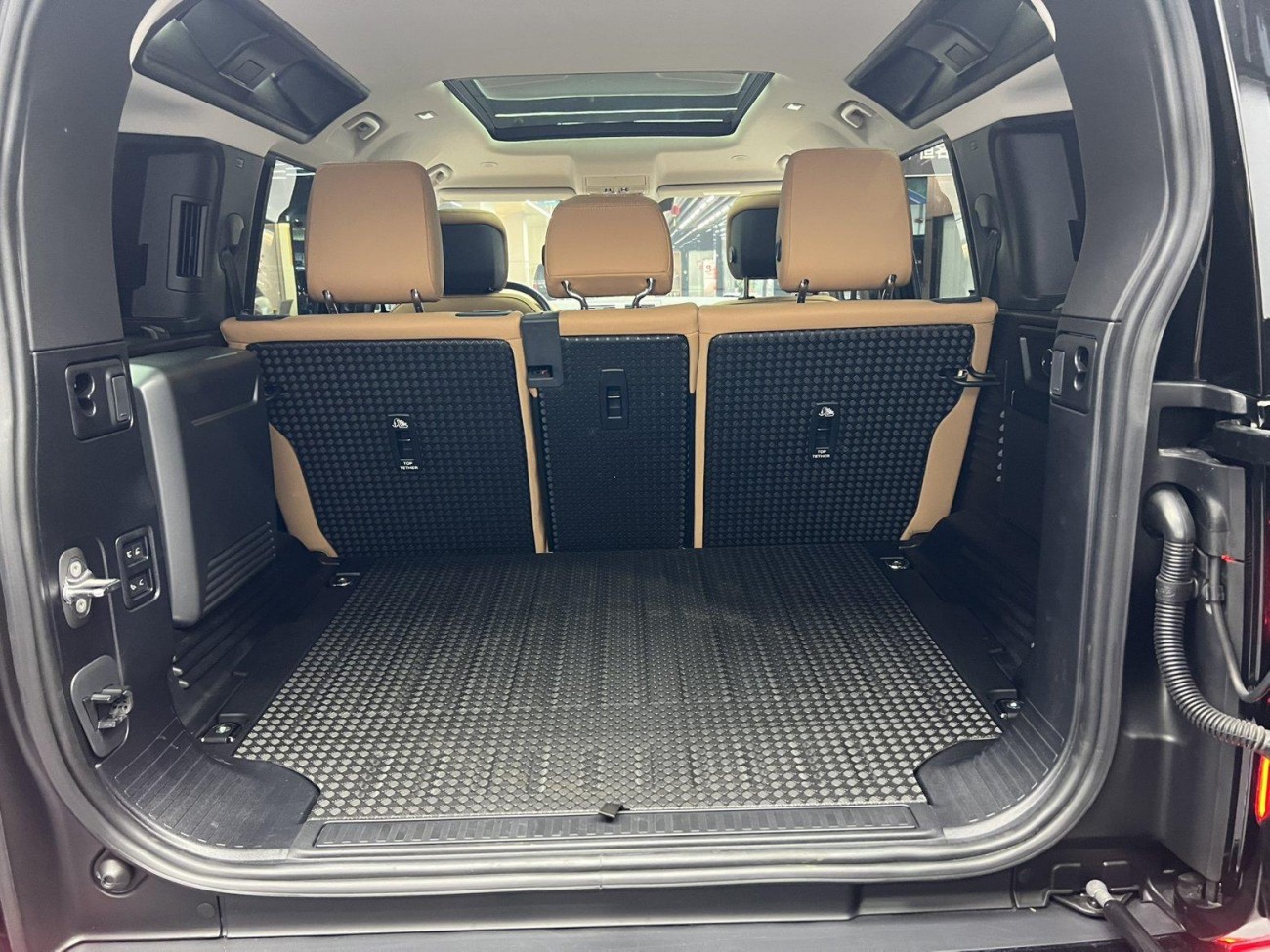 Land Rover Defender 2024