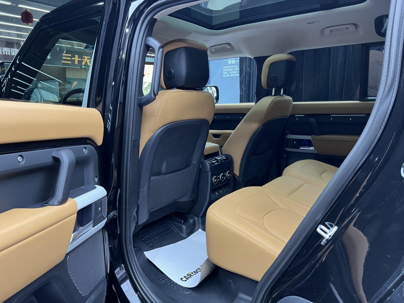 Land Rover Defender 2024