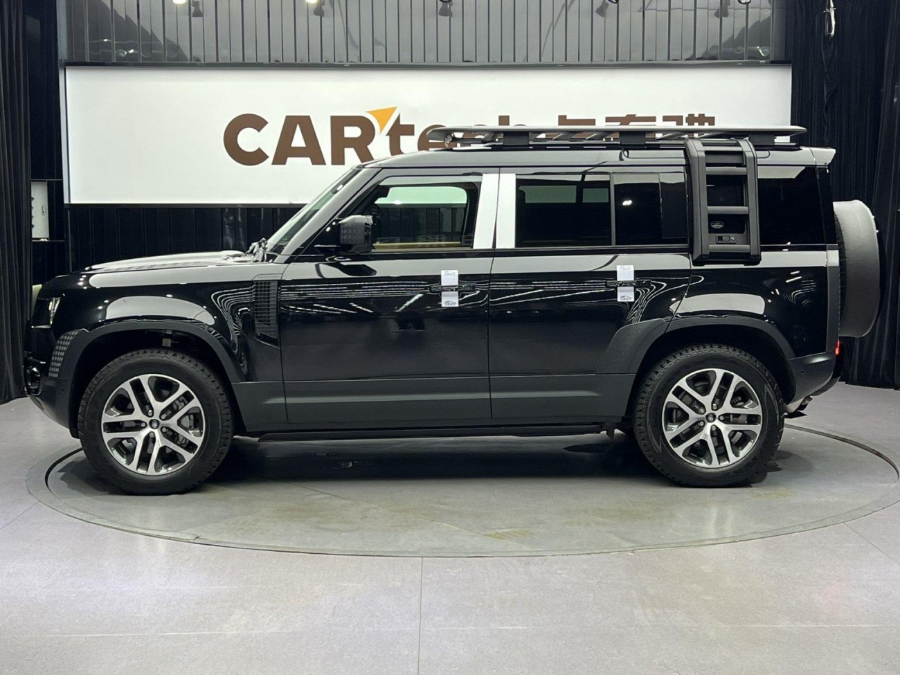 Land Rover Defender 2024