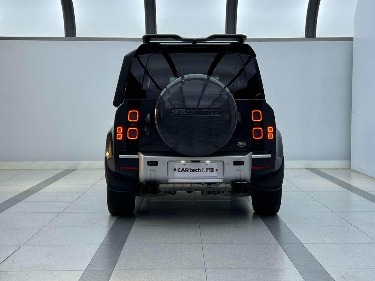 Land Rover Defender 2023