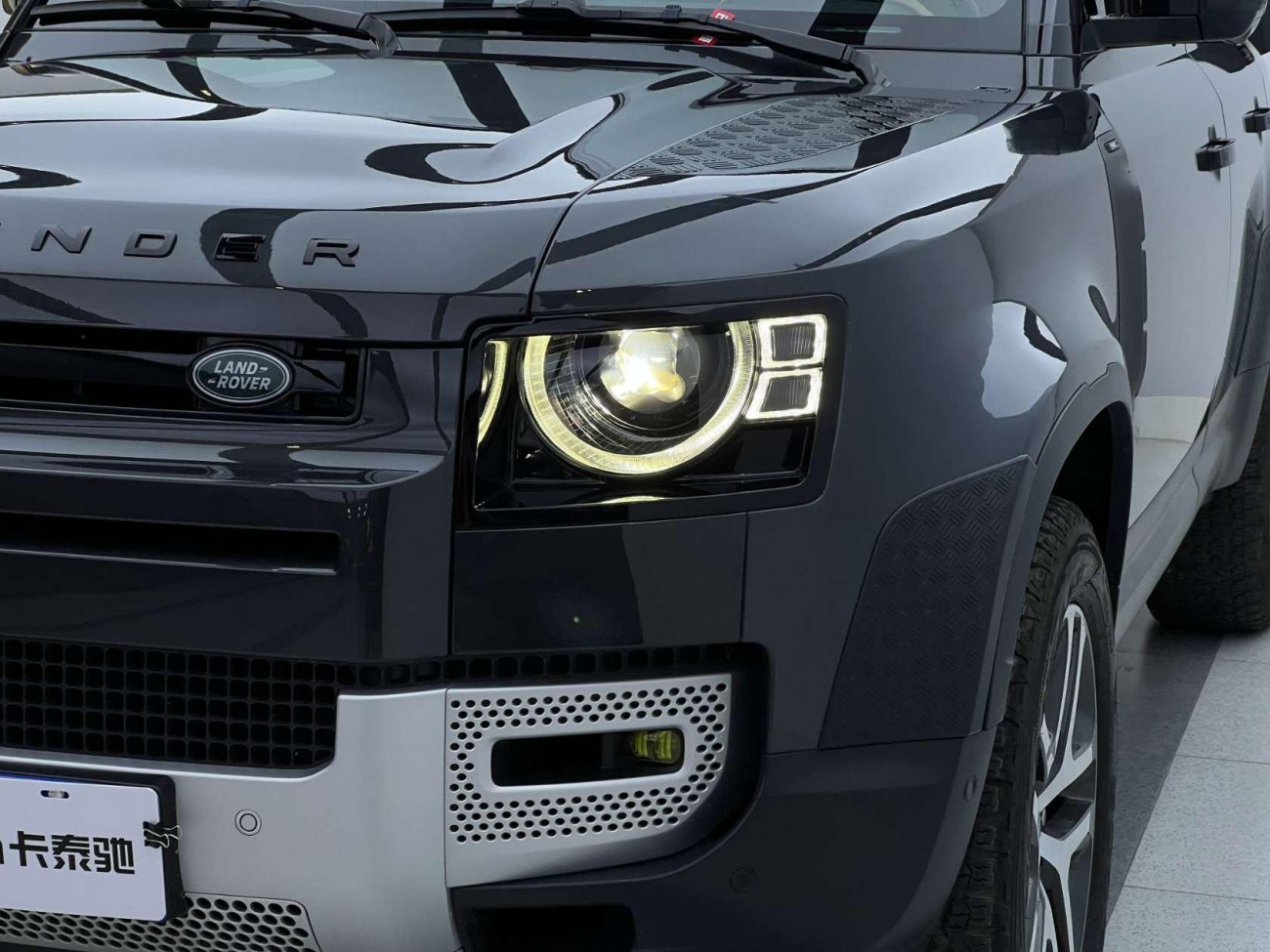 Land Rover Defender 2023