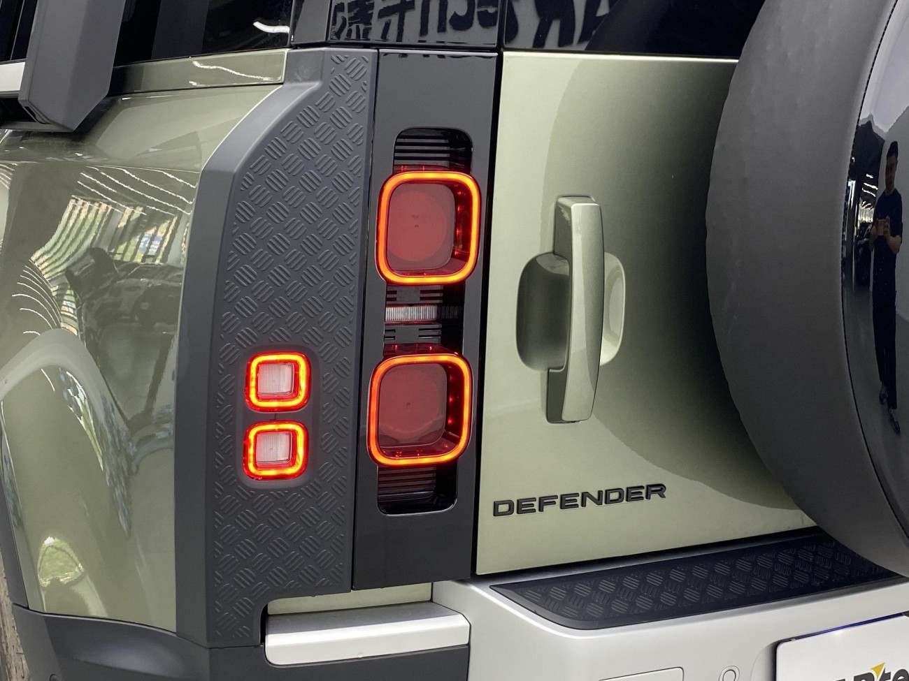 Land Rover Defender 2025