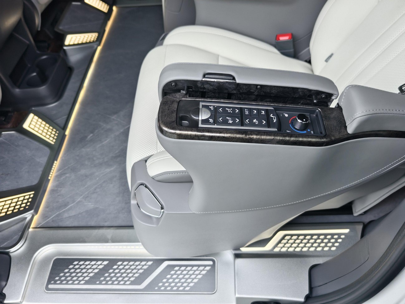 Toyota Granvia 2025
