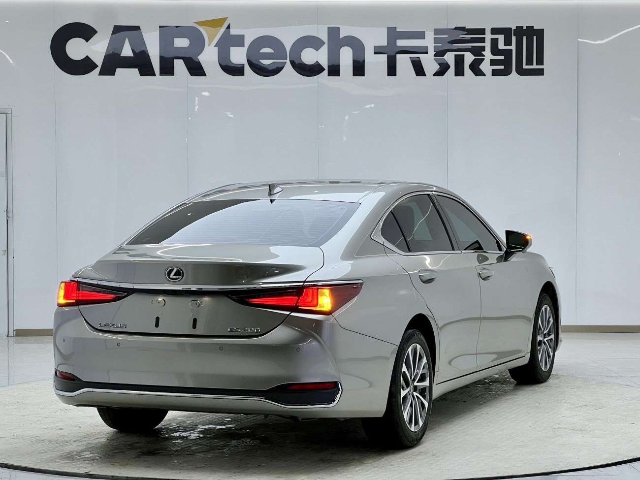 Lexus ES 200 2024