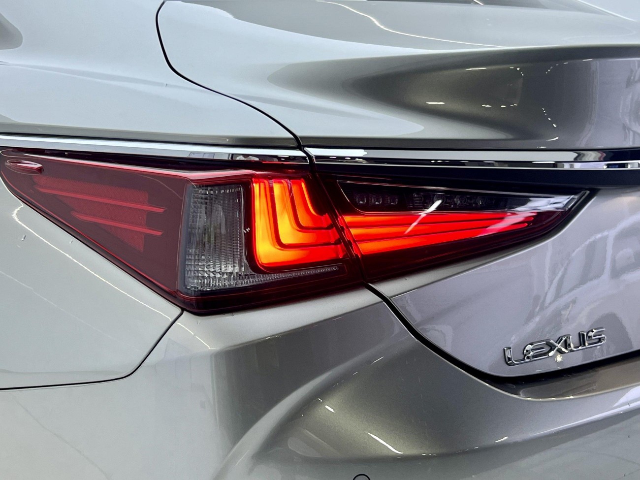 Lexus ES 200 2024
