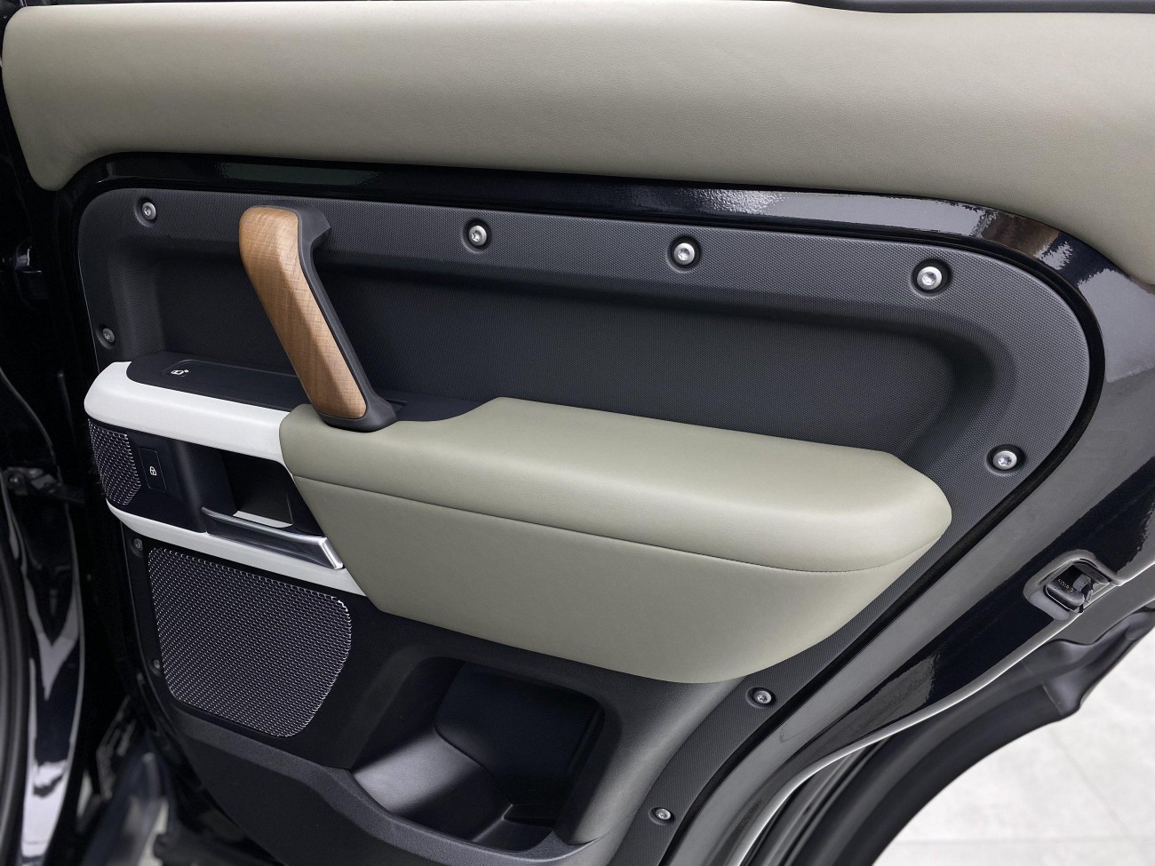 Land Rover Defender 2021