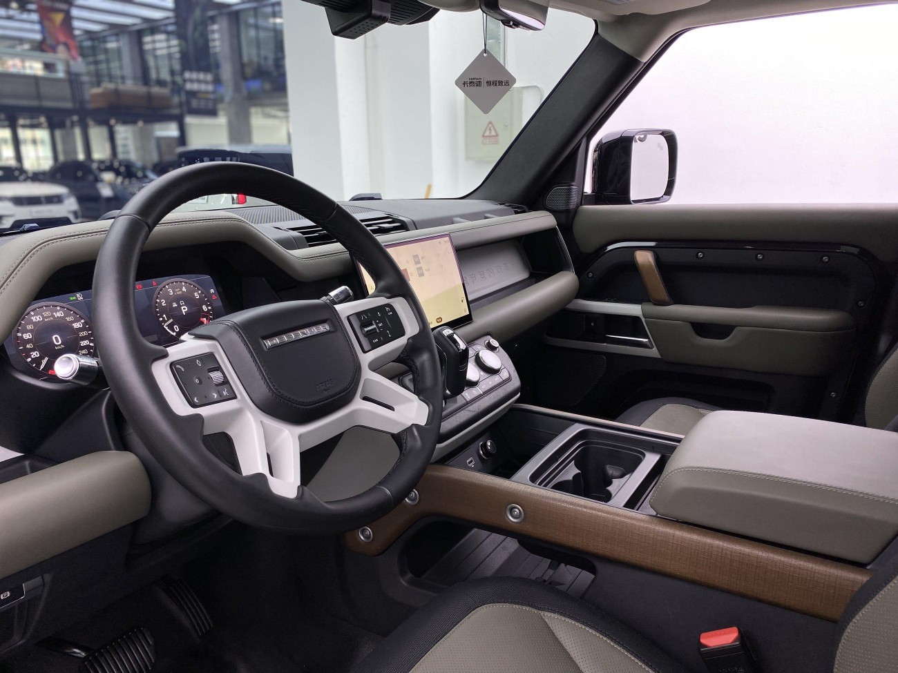 Land Rover Defender 2021