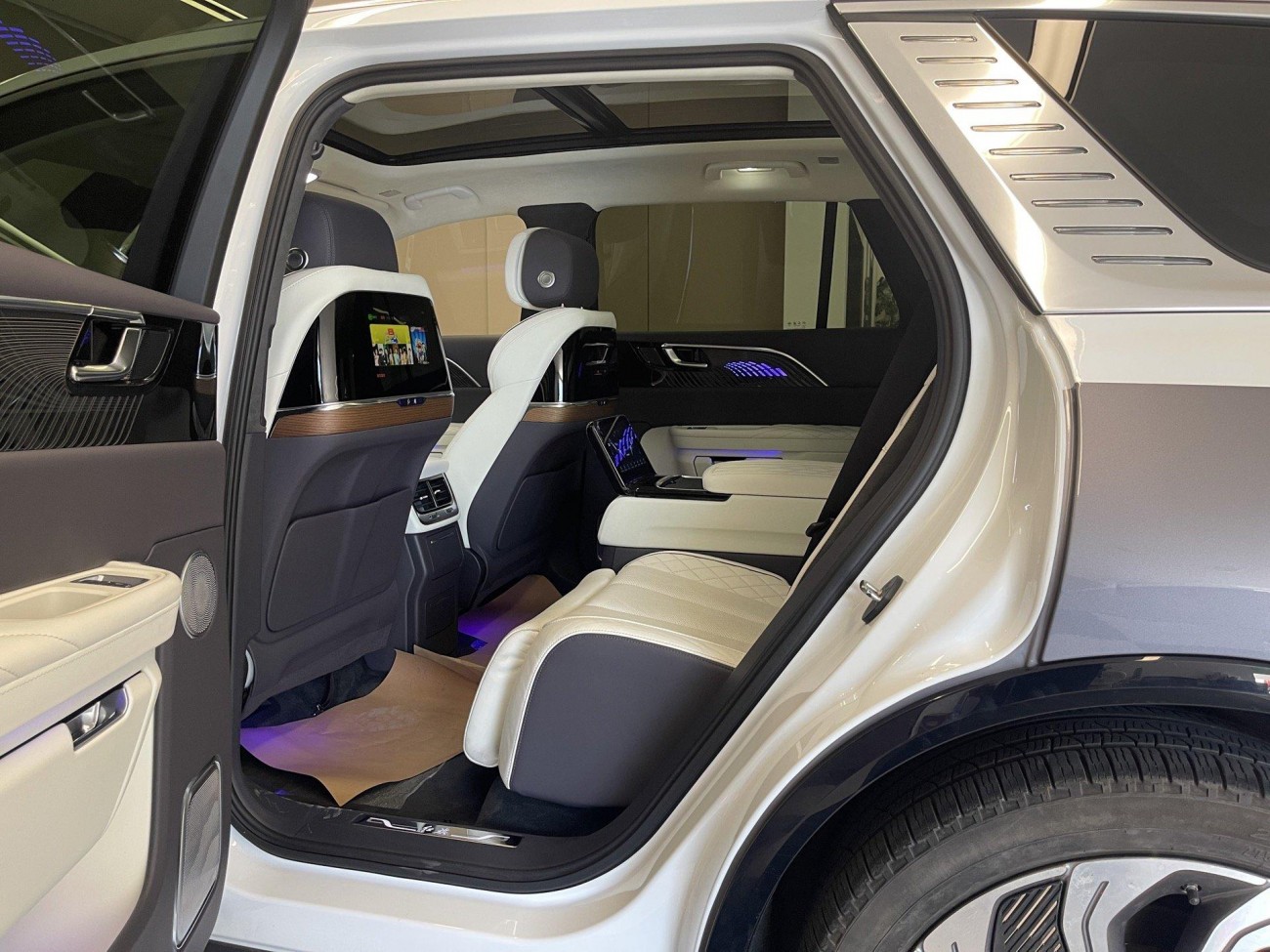 Hongqi E-HS9 2022