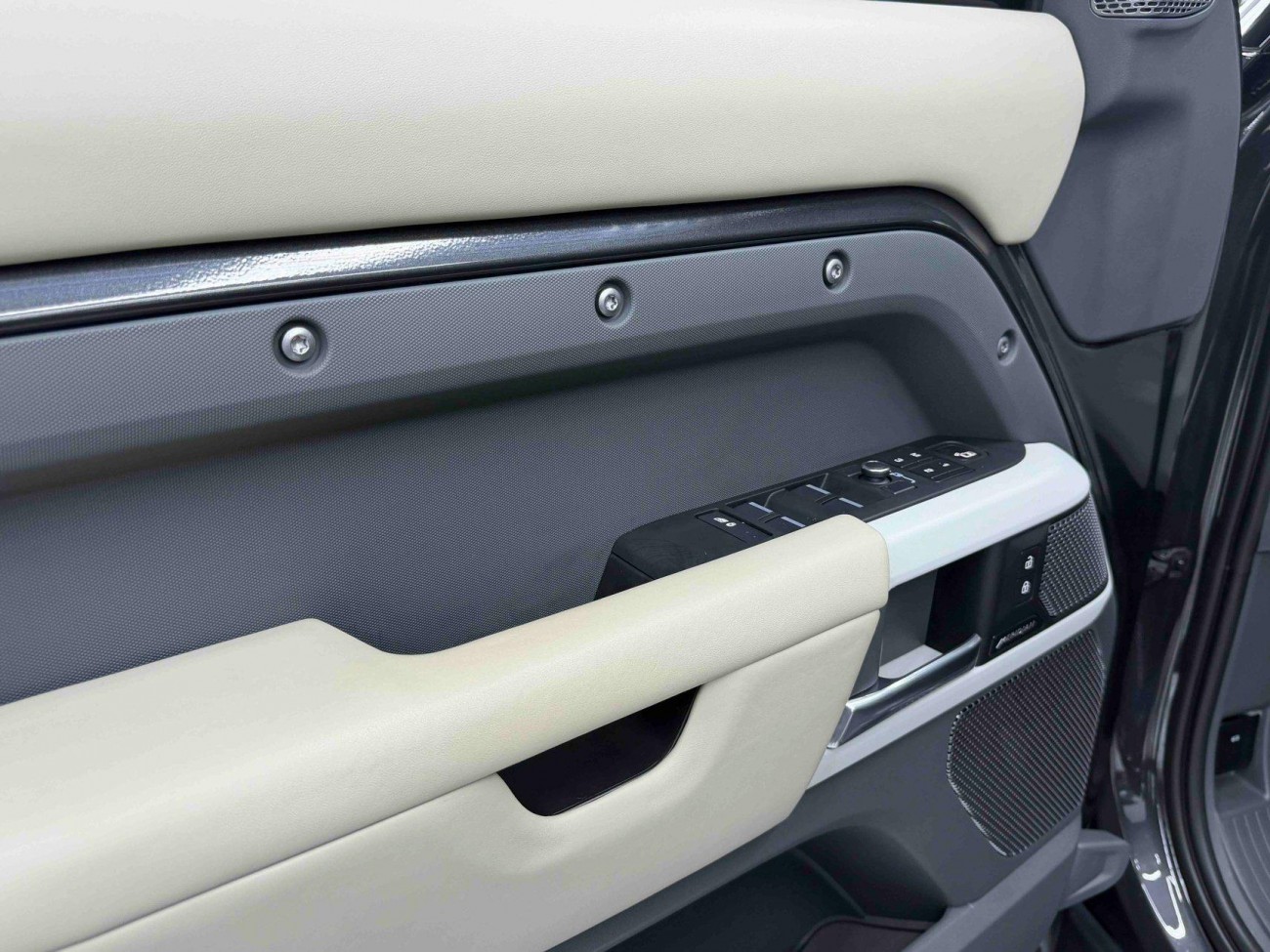 Land Rover Defender 2021